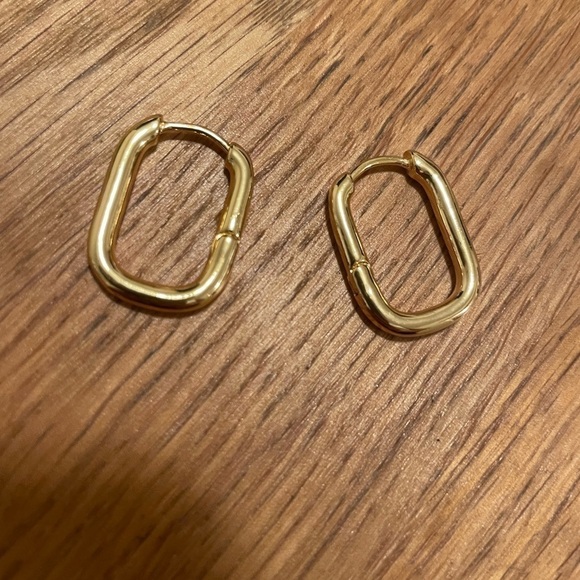 Faux gold small rectangle earrings - Picture 2 of 5